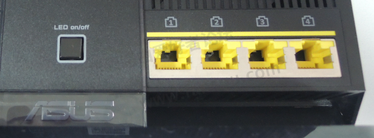 反面的LED灯和LAN.png
